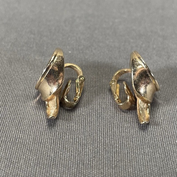 Vintage Crown Trifari Clip on Earrings Gold Tone Tall Swoop Signed - Picture 3 of 8